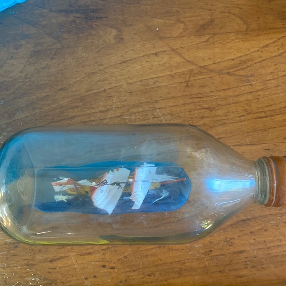 Vintage schooner “ship” a bottle with wood tan cap and base - Picture 3 of 10